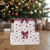 Bourgondisch kerstcadeaupapier met hulst en goud cadeaupapier