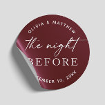 Bourgondisch repetitiediner | Nacht voor de Herfst Ronde Sticker<br><div class="desc">Voeg een gedurfde, romantische toets toe aan uw repetitiediner met deze bordeauxrode ronde sticker met de elegante zin "The Night Before". De dieprode wijnrode achtergrond is ideaal voor herfst- en winterbruiloften en brengt warmte, rijkdom en tijdloze stijl naar uw pre-huwelijksfeest. Gebruik het om enveloppen af te dichten, gunstzakken te versieren...</div>
