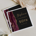 Bourgondische Agaat Gold Script Dark 50th Birthday Servet<br><div class="desc">Deze elegante moderne 50e verjaardagsfeestservetten zijn voorzien van een bordeauxrode waterverf agaatontwerp met faux gold glitter. Pas de tekst eenvoudig aan in goudkleurig handschriftscript en koperlettertype op een zwarte achtergrond.</div>