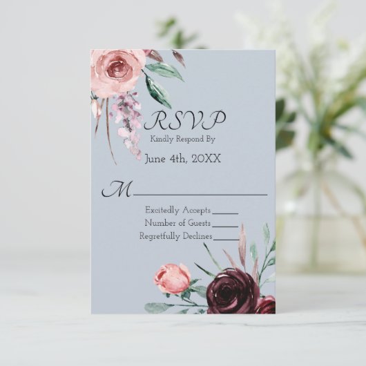 Bourgondische bloem en stoffig blauwe trouw-RSVP RSVP Kaartje (Staand voorkant)