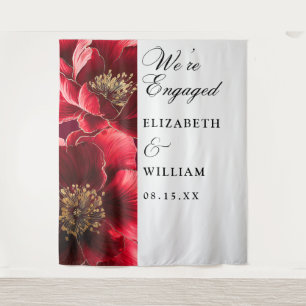 Bourgondische bloemen engagement party foto achter wandkleed