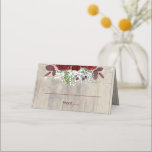 Bourgondische bloemen rustieke houten bruiloft plaatskaartje<br><div class="desc">Baby's adem en bordeauxrode bloemen string lichten rustieke bruiloft plaats kaarten</div>