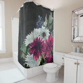 Bourgondische bloemenplons op noodlijdend zwart douchegordijn (In situ)