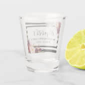 Bourgondische Bloemige Gestreepte Bachelorette Par Shot Glas (Achterkant)