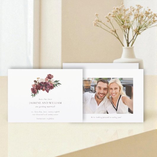 Bourgondische bloemige Save Our Date foto Aankondiging