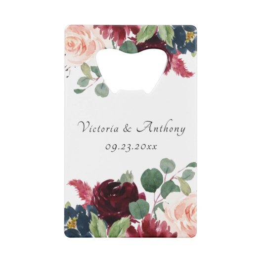 Bourgondische Blos Roze Bloem Elegant Script Trouw Creditkaart Flessenopener (Voorkant)