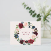 Bourgondische blozen bloemenbruiloft RSVP Briefkaart (Staand voorkant)