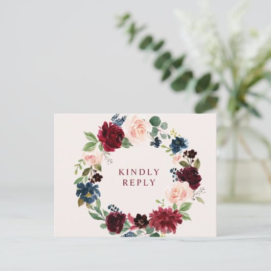 Bourgondische blozen bloemenbruiloft RSVP Briefkaart (Staand voorkant)