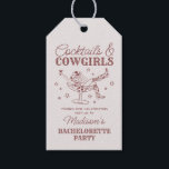 Bourgondische cocktails en cowgirls Rodeo Bachelor Cadeaulabel<br><div class="desc">Maak je klaar om je bruid te vieren om in echte Nashville-stijl te zijn met dit Cocktails en Cowgirls-Collectie! Met een chique cowgirl die loungt in een cocktailglas en neutrale mauve- en bordeauxaccenten, geeft het Nashville Girls Night-vibes. Pak je laarzen en je besties, want dit wordt een feest om te...</div>