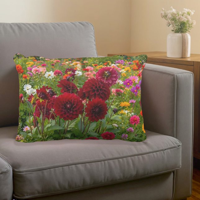 Bourgondische Dahlias Accentkussen Accent Kussen (Accent pillow with burgundy dahlias and assorted flowers)