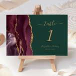Bourgondische gouden agaat groene bruiloft kaart<br><div class="desc">De linkerrand van deze stijlvolle moderne trouwtafel is voorzien van een bordeauxrode waterverf agaatrand met faux gold glitter. De aanpasbare tekst combineert goudkleurig handschrift en cursieve en koperplatte lettertypen op een smaragdgroene achtergrond.</div>