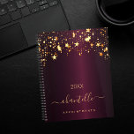 Bourgondische gouden sterren naam elegant 2025 planner<br><div class="desc">Een donkere bordeauxrode achtergrond, versierd met faux gouden druipende sterren. Personaliseer en voeg een naam en een titel toe. De naam is geschreven met een gouden modern handgeschreven stijlschrift met moerassen. Perfect voor school, werk of het organiseren van je persoonlijke / gezinsleven. Als u wilt dat de swashes alleen de...</div>