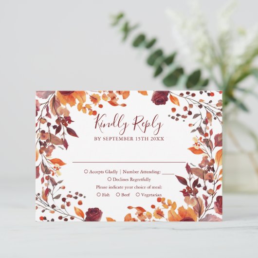 Bourgondische Herfst Autumn Leaves Floral Wedding RSVP Kaartje (Staand voorkant)