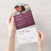 Bourgondische houten slingerlichten foto bruiloft all in one uitnodiging (Afscheurbaar)