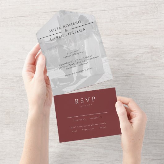 Bourgondische moderne foto bruiloft all in one uitnodiging (Afscheurbaar)