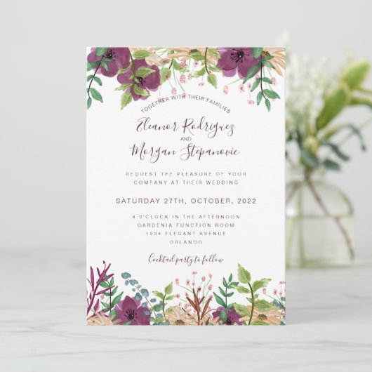 Bourgondische paarse bloemengrens script bruiloft kaart (Staand voorkant)