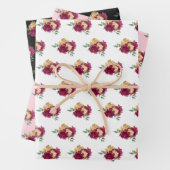 Bourgondische rode bloemen en groen patroon inpakpapier vel (In situ)