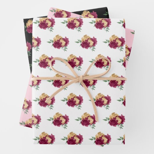 Bourgondische rode bloemen en groen patroon inpakpapier vel (In situ)