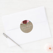 Bourgondische rode bloemen rustieke bruiloft ronde sticker (Envelop)