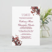 Bourgondische rode bloemenkrans bruiloft uitnodigi kaart (Staand voorkant)