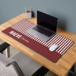 Bourgondische streep gepersonaliseerde moderne ele bureaumat<br><div class="desc">Moderne minimale typografie girly bordeaux en witte streep elegante eenvoudige unieke gepersonaliseerde cadeau bureau mat ontwerp.</div>