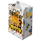 Bouw gele vrachtwagens auto 3e verjaardag medium cadeauzakje (Voorkant Gekanteld)
