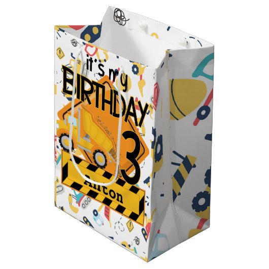 Bouw gele vrachtwagens auto 3e verjaardag medium cadeauzakje (Voorkant Gekanteld)