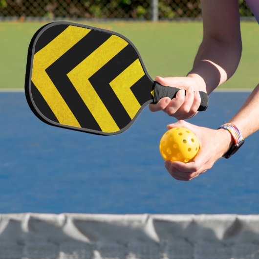 Bouw-Gevaarlijke-Strepen Zwart & Geel Pickleball Paddle (Insitu)