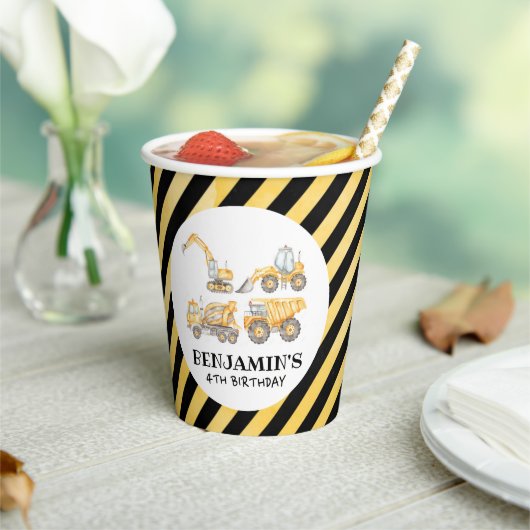 Bouw van een vrachtwagen op een dag papieren bekers (Insitu)