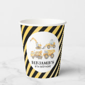 Bouw van een vrachtwagen op een dag papieren bekers (Achterkant)