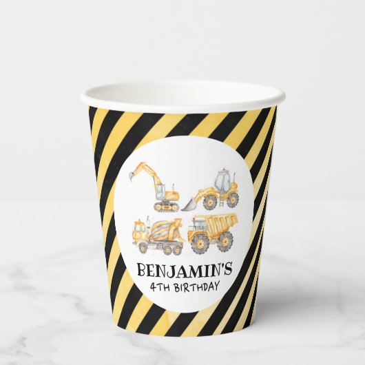 Bouw van een vrachtwagen op een dag papieren bekers (Achterkant)