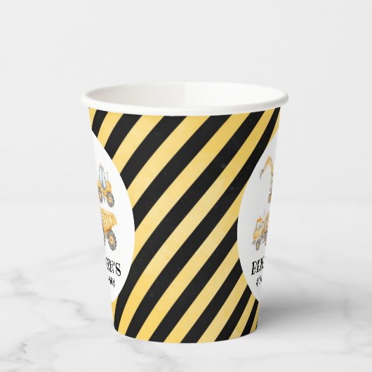 Bouw van een vrachtwagen op een dag papieren bekers (Links)