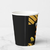 Bouw van een vrachtwagen op een dag papieren bekers (Rechts)