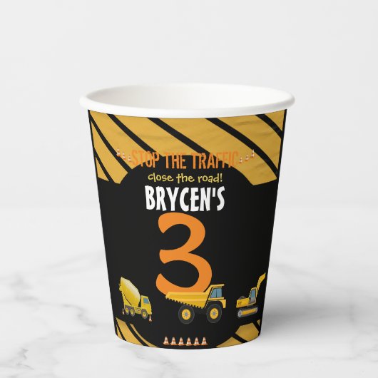 Bouw van een vrachtwagen op een dag papieren bekers (Voorkant)