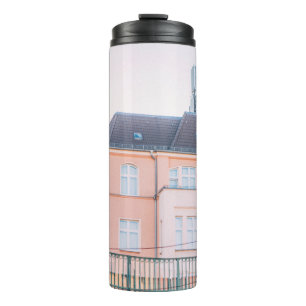 BOUW VAN SINAASAPPEL- EN WITTE CONCRETEN THERMOSBEKER