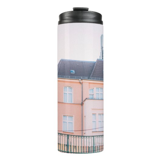 BOUW VAN SINAASAPPEL- EN WITTE CONCRETEN THERMOSBEKER (Voorkant)