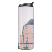 BOUW VAN SINAASAPPEL- EN WITTE CONCRETEN THERMOSBEKER (Gedraaid links)