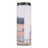 BOUW VAN SINAASAPPEL- EN WITTE CONCRETEN THERMOSBEKER (Achterkant)