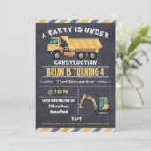 Bouw van vrachtwagen Chalkboard Birthday Uitnodigi Kaart (Staand voorkant)