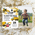 Bouw vrachtwagenkinderen Birthday Foto Kaart<br><div class="desc">Het perfecte feest begint met de perfecte uitnodiging! Onze verjaardagsuitnodigingen met een bouwthema, met een ongerepte witte achtergrond, schattige cartoon-afbeeldingen van trucks, graafmachines, bunting- en stopborden en een kind-vriendelijk ontwerp, zijn slechts het ticket. Personaliseer je met het afbeelding van je kind en bereid je voor op een feest dat zeker...</div>