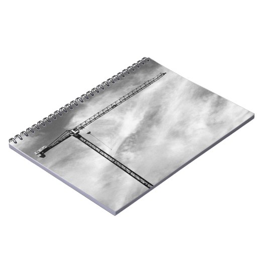 Bouwkraan en Sky Zwart-wit Foto Notitieboek (Linkerzijde)
