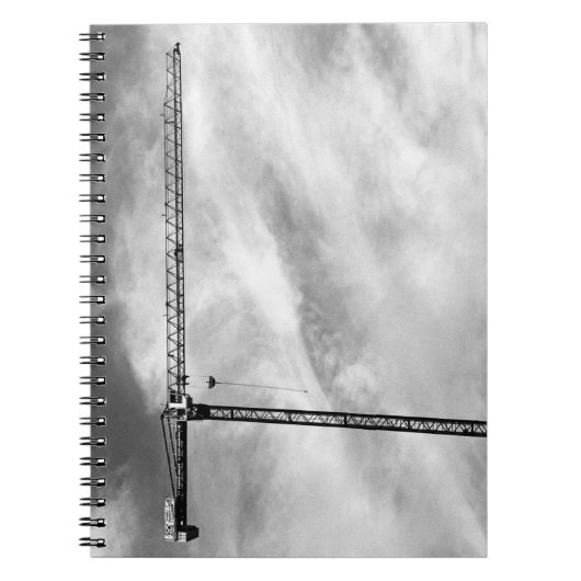 Bouwkraan en Sky Zwart-wit Foto Notitieboek (Voorkant)