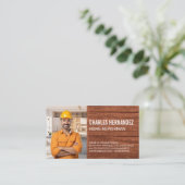 Bouwreparateur werkt aan keuken visitekaartje (Staand voorkant)