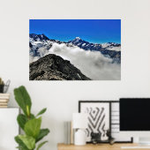 Boven de wolken op Mt Ollivier Poster (Thuiskantoor)