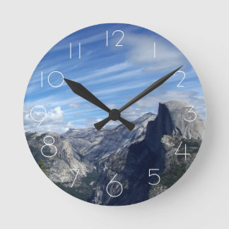 Boven halve koepel ronde klok