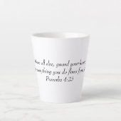 Bovenal bewaar je hart, want alles latte mok (Voorkant)