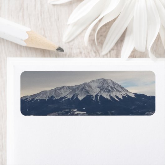 Bovenkant van de sneeuwklapte bergen etiket (Insitu)