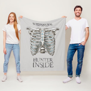 Bovennatuurlijke "Hunter Inside" Ribcage Graphic Fleece Deken