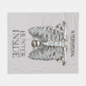 Bovennatuurlijke "Hunter Inside" Ribcage Graphic Fleece Deken (Voorkant (Horizontaal))