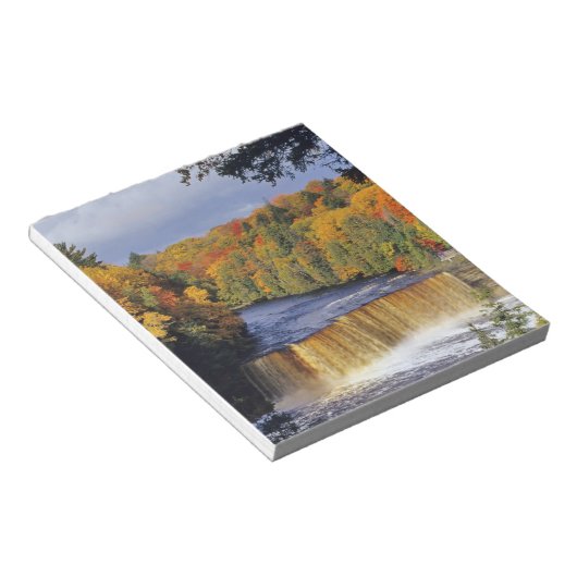 Bovenste Tahquamenon-Herfsten in UP Michigan in he Notitieblok (Schuin)